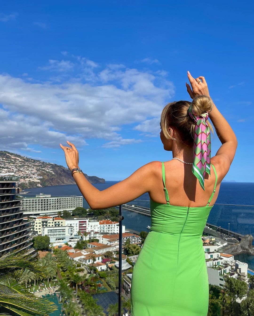 Смілива Нікітюк у відвертій сукні вирушила на &quot;побачення&quot; з Роналду: &quot;стою і чекаю&quot;